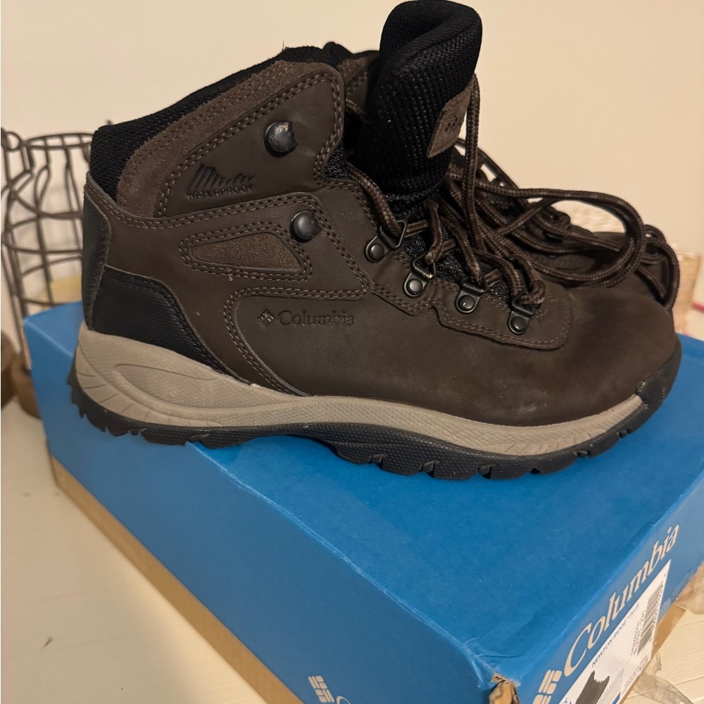 Women’s Columbia Newton Ridge Hiking Boots